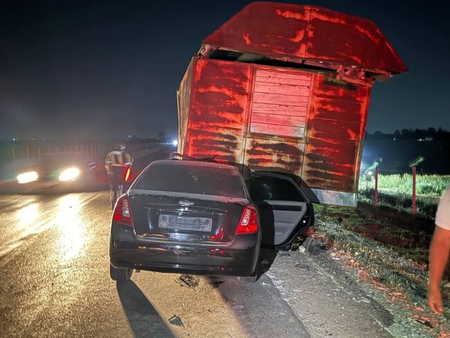В Самаркандской области водитель автомобиля «Gentra» не справился с управлением и столкнулся с грузовиком