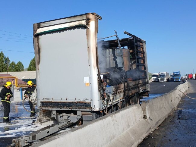 В Андижанской области сгорел прицеп грузовика