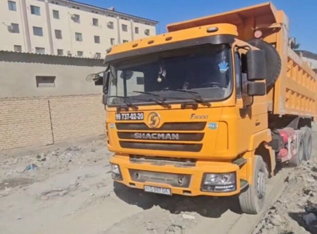 В Бухаре наказали мужчину, который устроил свалку мусора рядом с заброшенным зданием