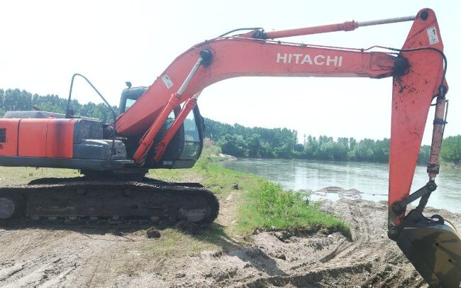 В Наманганской области оштрафовали водителя экскаватора, который уничтожал реку