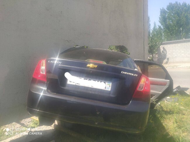 В Андижанской области водитель автомобиля «Lacetti» не справился с управлением и въехал в стену