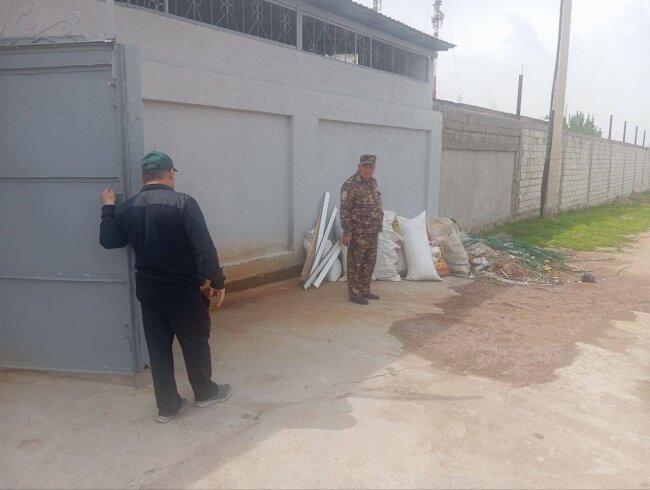 Жителя Алмалыка оштрафовали за мусорную свалку рядом с домом