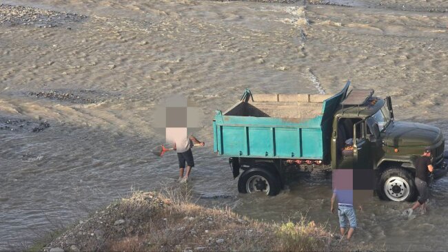 За припаркованный грузовик в охранной природной территории житель Джизака заплатит огромный штраф