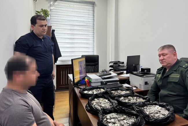 Житель Джизакской области пришёл в БПИ расплатиться по долгам с пакетами монет