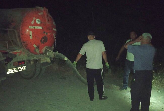 В Намангане водитель ассенизаторной машины сливал сточные воды рядом с рекой Сырдарья