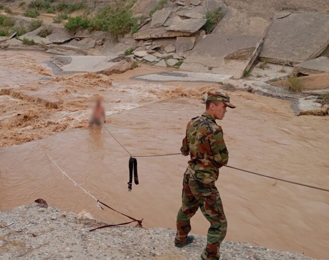 В Шахрисабзе мужчина переходил бурную реку и чуть не утонул