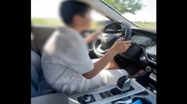 В Самарканде мать обучала вождению своего ребёнка