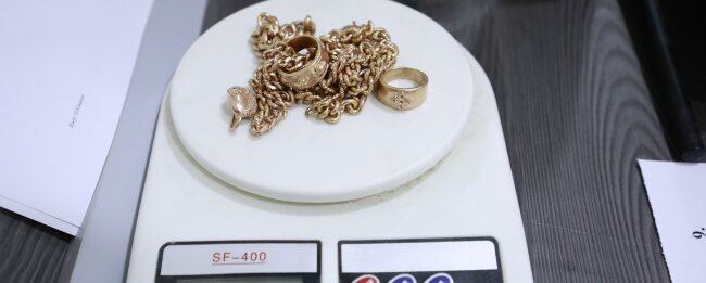 Мужчина пытался незаконно ввезти в Узбекистан 12 ювелирных изделий, надев их на себя