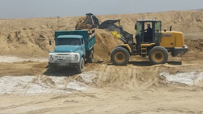 В Сырдарье водитель фронтального погрузчика незаконно добывал глину с охраняемой природной территории