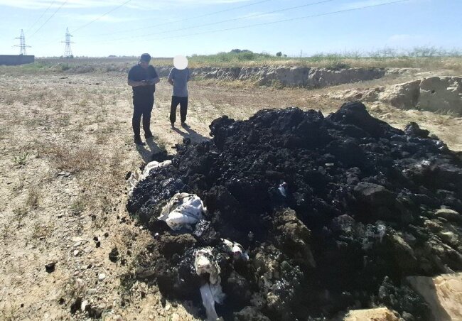 В Намангане водитель грузовика вывалил мусор посреди поля