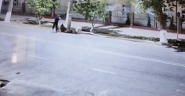 В Каттакургане мужчина решил организовать мусорную свалку на проезжей части