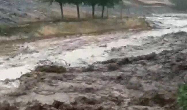 В Джизакской области селевые потоки перекрыли участок автомобильной трассы