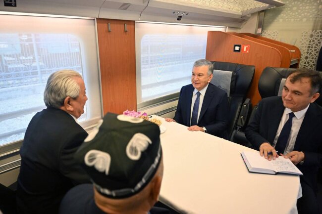 Во время поездки на поезде из Карши в Шахрисабз, Шавкат Мирзиёев провёл беседу с активистами