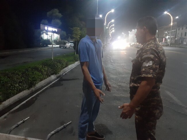 В Риштане мужчина выбросил тележку с мусором на обочине дороги