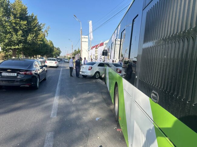 В Кибрае столкновение автобуса и легковушки привело к повреждению других транспортных средств