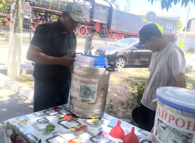 В Мирабадском районе пресекли реализацию 40л некачественного айрана и урючного компота