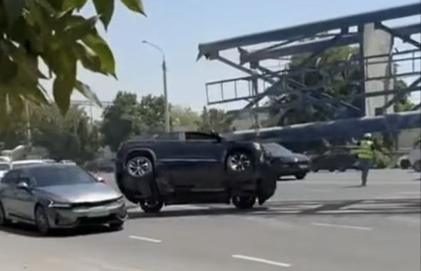 В Ташкенте грузовик перевозил крупногабаритный груз и снёс автомобиль «Tracker»
