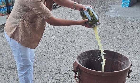 Более 26кг опасных для здоровья солений выявили на одном из рынков Ташкента