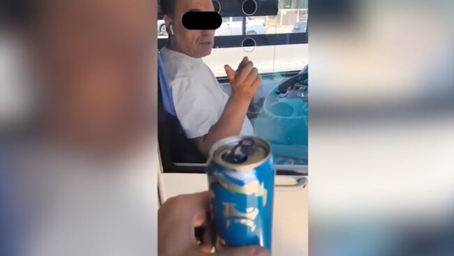 В Ташкенте водитель автобуса отказался везти мужчину с энергетическим напитком