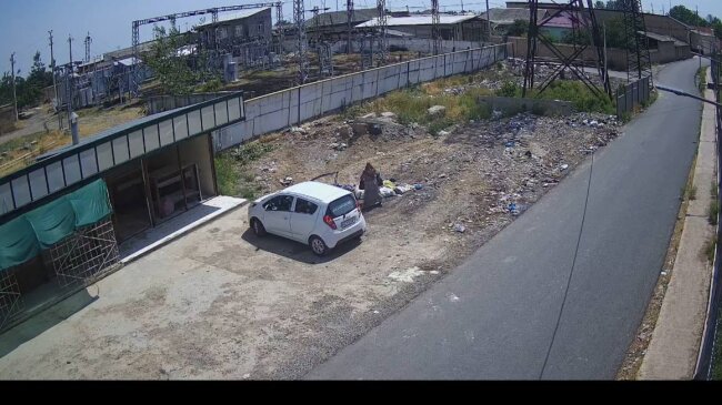 Житель Янгиюля попался на камеру видеонаблюдения в момент совершения правонарушения