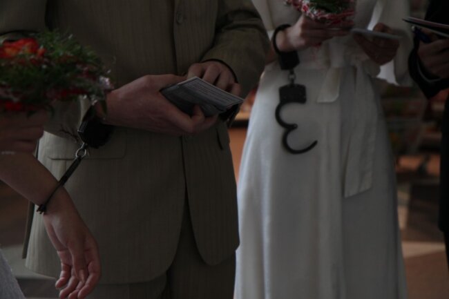 В Санкт-Петербурге мужчина помог узбекистанцу заключить фиктивный брак для легализации