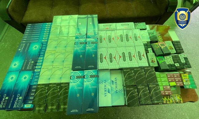 В одном из магазинов Андижана изъяли партию контрабандных обычных и электронных сигарет