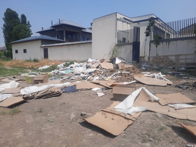 Житель Ташкента построил себе шикарный дворец, превратив всё вокруг в свалку мусора