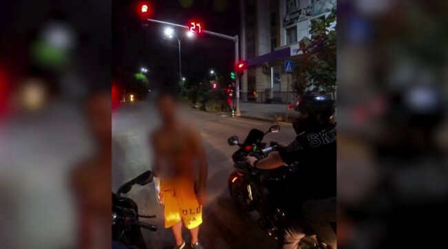 Пьяный житель Андижана угрожал ножом водителям мотоциклов и водителю такси