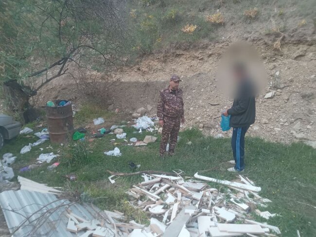 Мужчина из Джизака выбрасывал весь мусор, образовавшийся дома, на улицу