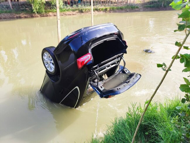 В Большом Ферганском канале утопили автомобиль «Malibu-2»