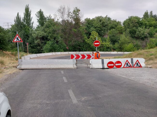 Один из мостов в Кибрайском районе полностью закрыт для движения транспорта