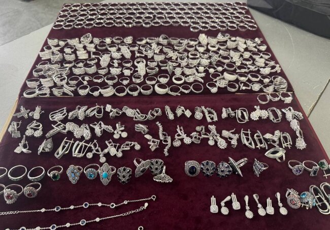 Пассажиры двух авиарейсов были задержаны в Ташкенте при попытке контрабанды ювелирных изделий