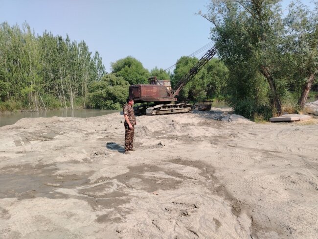 В Самарканде водитель гусеничного экскаватора уничтожал канал, незаконно добывая песок