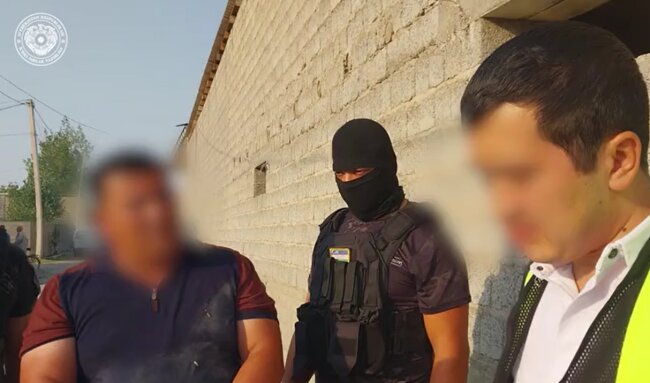 В Самарканде мужчина шантажировал водителей грузовиков и экскаваторов, которые незаконно добывали песок и гравий