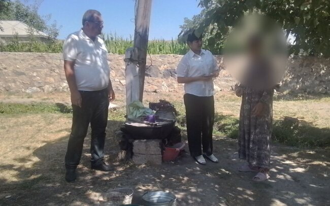 В Джизаке женщина разбрасывала мусор из своего дома по окрестностям