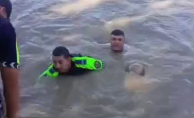 В Карши сотрудник ДПС спас тонущего мужчину, проплыв около 100 метров