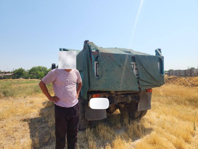 В Зангиатинском районе наказан водитель грузовика, который сбрасывал строительный мусор в неположенном месте