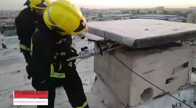 В Бектемирском районе сотрудники МЧС спасли кошку, которая застряла в вентиляции многоквартирного дома