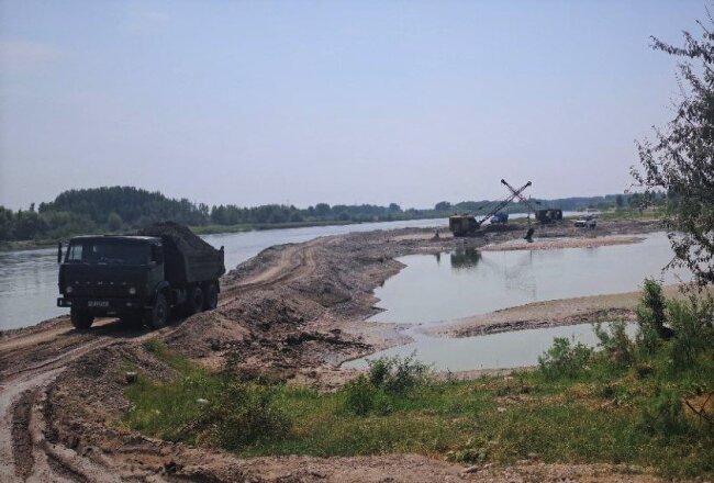 В Намангане наказан водитель экскаватора, который уничтожал русло реки