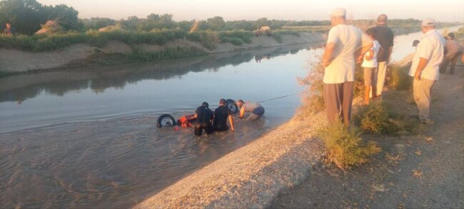 В Бухаре трицикл угодил в канал, спасатели МЧС оказали помощь