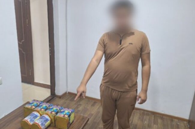 Главная неожиданность этого лета: В Самарканде мужчина торговал новогодней пиротехникой