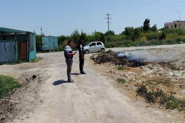В Бухаре мужчина наказан за сжигание мусора