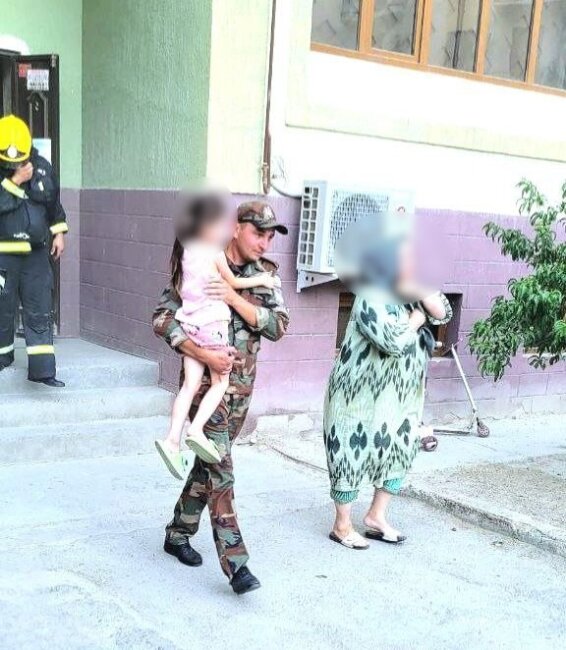 Из-за пожара в Бухаре эвакуировали жителей многоквартирного дома