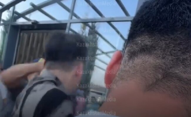 Казахстанец получил удар по голове от пограничника на границе Узбекистана и Казахстана