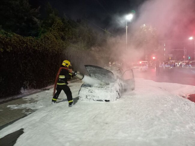 На улице Сеул в Ташкенте загорелся автомобиль «Nexia»
