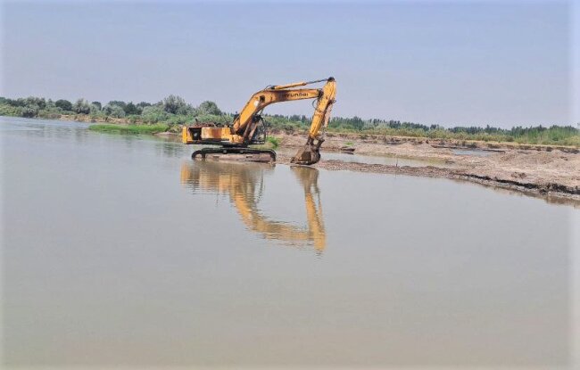 В Намангане экскаваторщик уничтожал русло реки Нарын