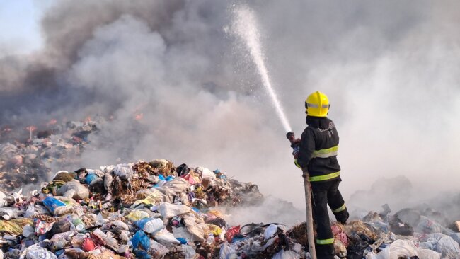 В Самарканде уже несколько часов пожарные борются с огнём на городской мусорной свалке