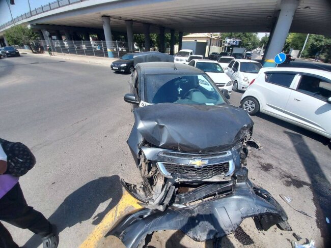 В Алмазарском районе произошло жёсткое столкновение двух легковых автомобилей