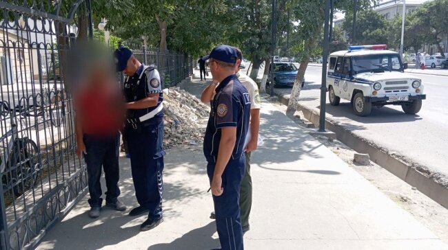 Эко-патруль наказал строителя в одном из медучреждений Джизака, разбросавшего строймусор по тротуару