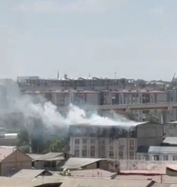 В Сергелийском районе загорелся чердак многоквартирного дома